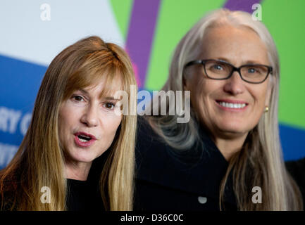 Berlin, Allemagne. 11 février 2013. Actrice américaine Holly Hunter (L) et de la Nouvelle Zélande directeur Jane Campion posent lors d'une conférence de presse pour "haut de la lac' pendant le 63e Festival du Film de Berlin, à Berlin, Allemagne, 11 février 2013. Le film est présenté dans la section Berlinale Special à la Berlinale allant du 07 au 17 février. Photo : Kay Nietfeld/dpa/Alamy Live News Banque D'Images