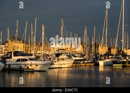 La marina de Chatham dans le Kent Medway Maritime, baigné de lumière dorée de fin d'après-midi. Banque D'Images