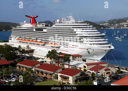 Bateau de croisière Carnival Breeze vu de Paradise Point, Charlotte Amalie, St Thomas, Virgin Islands, Caribbean Banque D'Images