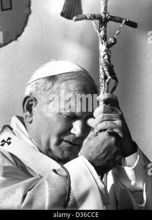 (Afp) - Le Pape Jean Paul II est titulaire d'un crucifix pendant un service à Fulda, Allemagne, 17 novembre 1980. Le Pape Jean Paul II a été sur une visite de cinq jours en Allemagne. Banque D'Images