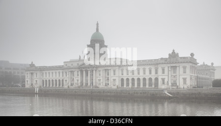 Une vue de Custom House dans le brouillard Banque D'Images