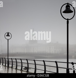 Une vue de Custom House dans le brouillard Banque D'Images