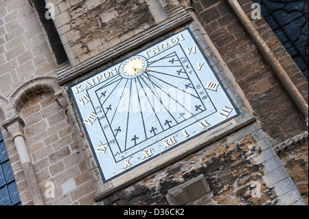 Horloge cadran solaire sur le mur de la cathédrale d'Ely Ely Cambridgeshire UK Banque D'Images