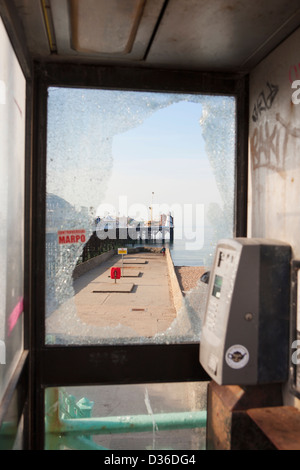 Téléphone vandalisé fort et la jetée de Brighton, Brighton, Sussex, Angleterre Banque D'Images