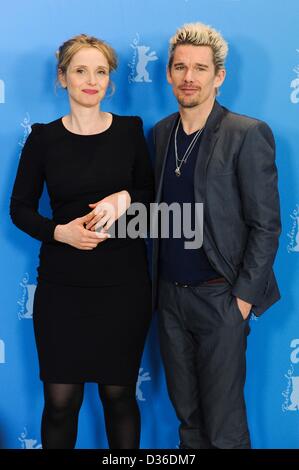 Berlin, Allemagne. Feb 11, 2013. Julie Delpy, Ethan Hawke à au Festival du Film de Berlin photocall pour "avant minuit". Photo : afp/Alamy Live News Banque D'Images