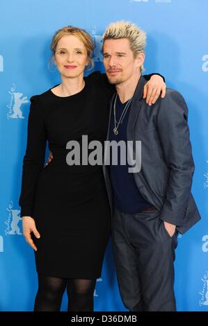 Berlin, Allemagne. Feb 11, 2013. Julie Delpy, Ethan Hawke au Festival du Film de Berlin photocall pour "avant minuit". Photo : afp/Alamy Live News Banque D'Images