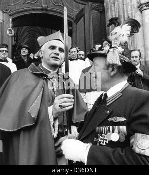 (Dossier) une archive photo datée du 28 février 1982 montre alors Cardnial Joseph Ratzinger (L) l'examen de l'acuité de l'épée d'Andreas Stadler, capitaine de la troupes de montagne traditionnelle bavaroise, à Munich, Allemagne, 28 février 2013. Ratzinger, ancien archevêque de Munich et Freising, a été élu pape le 19 avril 2005. Photo : AFP Banque D'Images