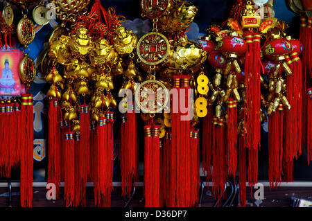 Bangkok, Thaïlande, 11 février 2013. Porte-bonheur chinois vendu à la fête du Nouvel An Chinois, Chinatown, Bangkok : Crédit Kraig Lieb / Alamy Live News Banque D'Images