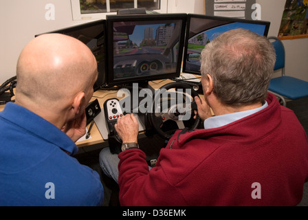 Visiteur d'un jour de sensibilisation à l'environnement à l'aide d'ordinateur simulateur pour apprendre à conduire de façon plus écologique Banque D'Images