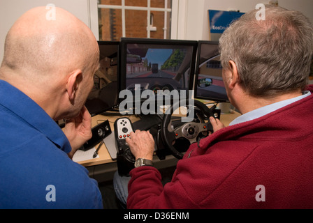 Visiteurs d'une journée de sensibilisation à l'environnement d'essayer d'en savoir plus sur simulateur d'ordinateur au volant dans un sens plus écologique Banque D'Images