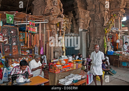 En face du sur mesure Sri Meenakshi Amman Temple de Madurai Tamil Nadu Inde Indian Town City Centre Banque D'Images