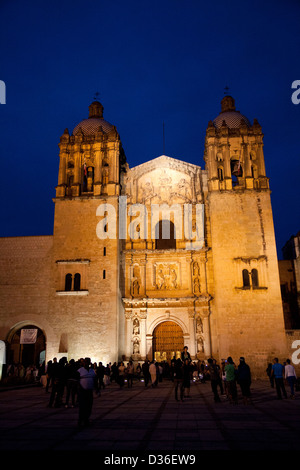 L'église Santo Domingo de Guzmán de nuit à Oaxaca - Mexique Banque D'Images