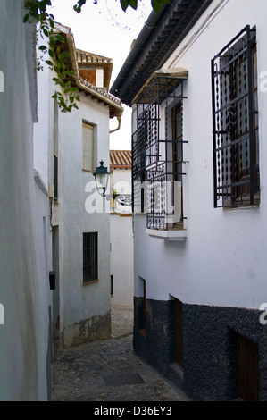 Rue étroite en Albacain de Grenade, Andalousie, Espagne Banque D'Images