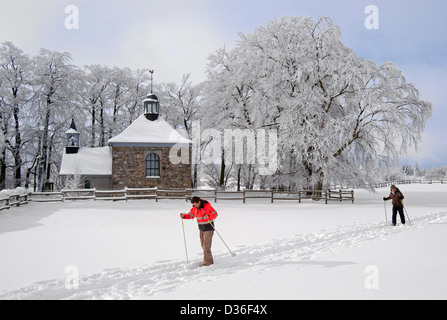 Les skieurs de fond, arbres et Fischbach chapelle dans la neige en hiver, Baraque Michel, Hautes Fagnes / Hautes Fagnes, Ardennes, Belgique Banque D'Images