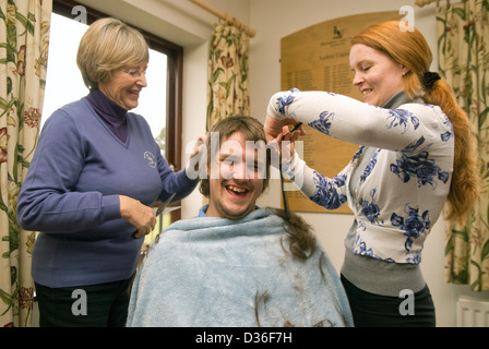 26 ans, homme, et en processus d'avoir tous ses cheveux rasés pour cancer, BORDON, HAMPSHIRE, Royaume-Uni. Banque D'Images