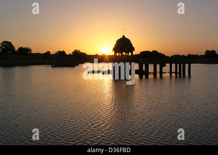 Lever du soleil à Gadi Sagar Lake avec silhouette d'un dôme au milieu, Rajasthan Inde Banque D'Images