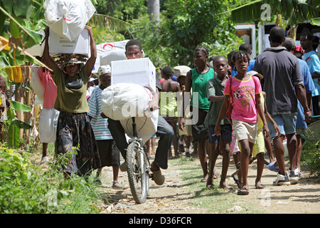 Léogâne, Haïti, les sections locales avec des produits de secours dans la rue Banque D'Images