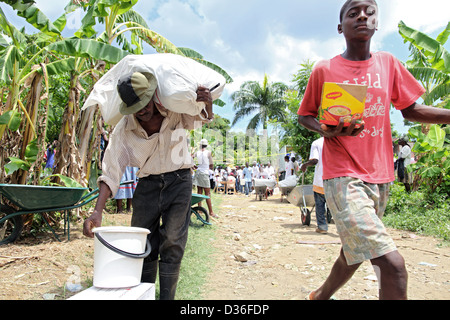 Léogâne, Haïti, les sections locales avec des produits de secours dans la rue Banque D'Images