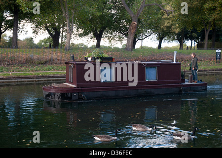 Hertford Union Canal, partie du Grand Union Canal, en passant par le parc Victoria Banque D'Images