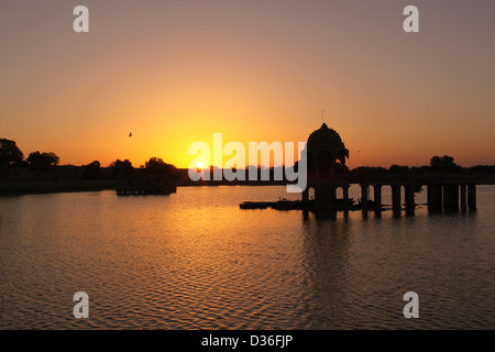 Lever du soleil à Gadi Sagar Lake avec silhouette d'un dôme au milieu, Rajasthan Inde Banque D'Images