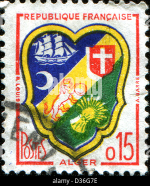 FRANCE - circa 1958 : timbre imprimé en France montre des armoiries de Algier, vers 1958 Banque D'Images