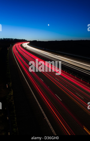 Twilight Rush hour sur l'autoroute M40 dans les Midlands hivers sur un matin, Warwickshire, England, UK Banque D'Images