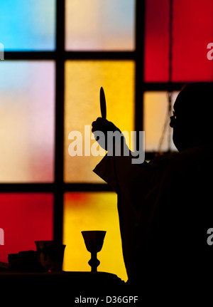 Prêtre catholique célébrait la messe, silhouette Banque D'Images