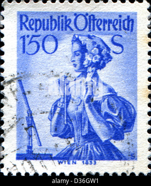 Autriche - circa 1948 : timbre imprimé en Autriche à partir de la 'question' Costumes provinciaux montre une femme à partir de Vienne, vers 1948 Banque D'Images