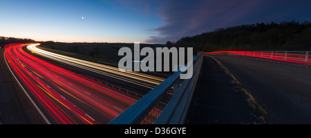 Twilight Rush hour sur l'autoroute M40 dans les Midlands hivers sur un matin, Warwickshire, England, UK Banque D'Images