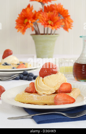 Fraises fraîches et crème glacée à la vanille sur les gaufres Banque D'Images
