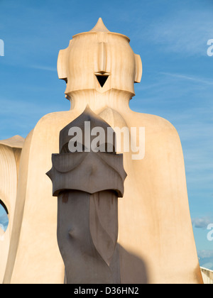 Cheminées de Casa Milà mieux connu sous le nom de La Pedrera, est un bâtiment conçu par l'architecte catalan Antoni Gaudí Banque D'Images