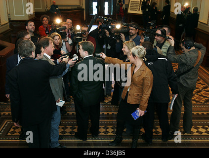 Trois-Rivière MNA et le chef de l'opposition officielle, Sébastien Proux répondre à la presse avant le caucus de l'ADQ Banque D'Images