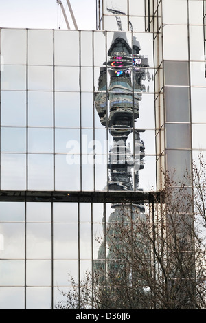 BT Tower reflète dans un bâtiment à la façade de verre Banque D'Images