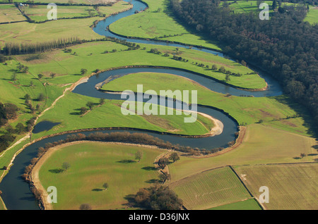 Vue aérienne de la rivière Severn qui traverse Leighton dans le Shropshire. Angleterre British Rivers Royaume-Uni méandder courbettes cintrage lac oxbow Banque D'Images