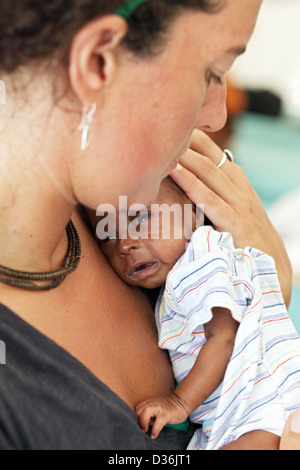 Carrefour, Haïti, Croix Rouge, Aerztin est titulaire d'un bébé dans les bras à l'hôpital Banque D'Images