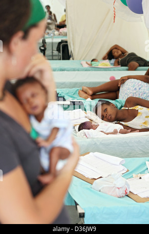 Carrefour, Haïti, Croix Rouge, Aerztin est titulaire d'un bébé dans les bras à l'hôpital Banque D'Images