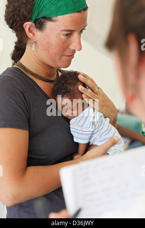 Carrefour, Haïti, Croix Rouge, Aerztin est titulaire d'un bébé dans les bras à l'hôpital Banque D'Images