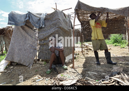 Léogâne, Haïti, les victimes du tremblement de terre dans un camp de réfugiés construire un abri Banque D'Images