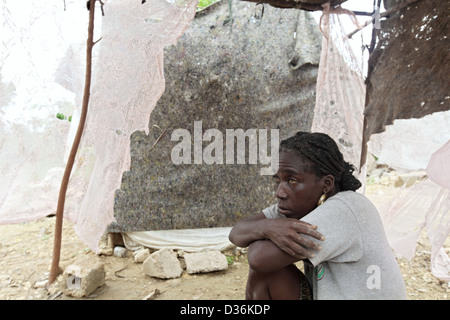 Léogâne, Haïti, une femme assise dans sa tente de fortune dans un camp de réfugiés Banque D'Images