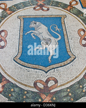 Armoiries de Turin taureau blanc mosaïque dans la Galleria Vittorio Emanuele II, Milan, Lombardie, Italie du nord Europe Banque D'Images