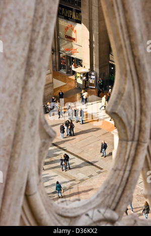 Les touristes et milanais à l'entrée de la galerie Vittorio Emanuele II de la cathédrale de Milan Milan Lombardie Italie Europe toit Banque D'Images