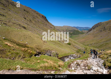 Les promeneurs marchant le long chemin de Scafell Pike, vallée de Borrowdale dans le Parc National de Lake District. Banque D'Images