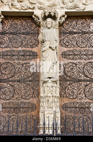 Statue du Christ sur le portail du Jugement dernier de la Cathédrale Notre Dame site du patrimoine mondial de l'Paris France Europe Banque D'Images