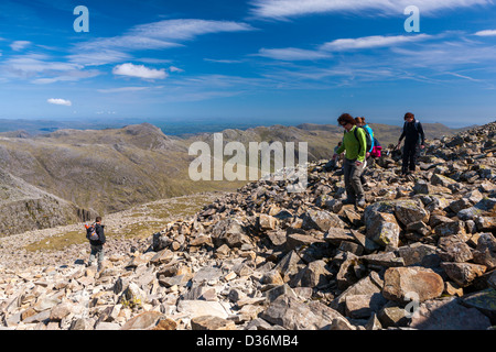 Les promeneurs sur le sommet du plus haut pic Scafell Pike en Angleterre, Parc National de Lake District, Cumbria, Angleterre, Royaume-Uni, Europe. Banque D'Images
