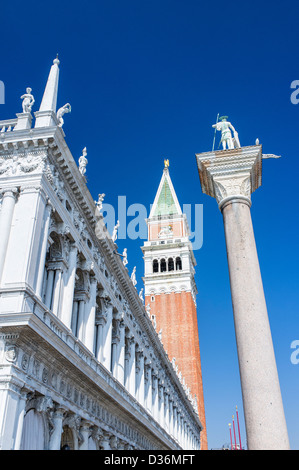St Theodore colonne et le clocher ou Campanile dans la place Saint Marc Venise Italie Banque D'Images