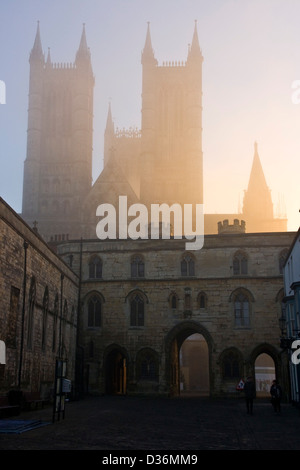 Matin d'hiver de brume à l'aube aube Cathédrale de Lincoln et de l'Échiquier Lincolnshire angleterre Europe Gate Banque D'Images