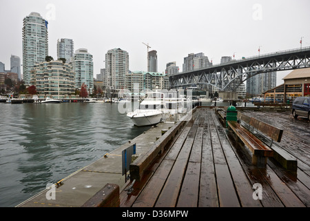 False Creek Granville Street Bridge et le bord de l'habitation sur un temps couvert humide Vancouver BC Canada Banque D'Images