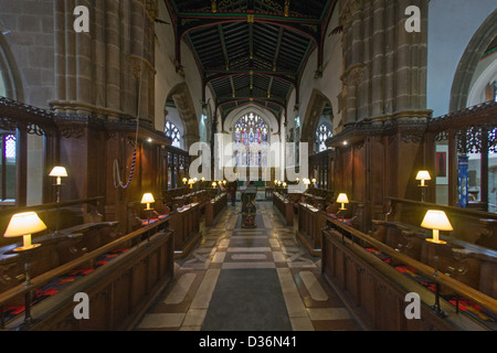 Vue sur les stalles du chœur dans le choeur et la fenêtre de l'Est, Cathédrale de Leicester, Leicester, England, UK. Banque D'Images