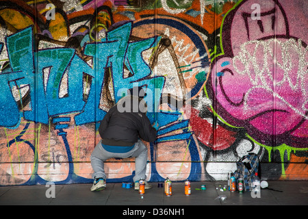 Artiste Graffiti en action, l'Undercroft, Southbank, Londres Banque D'Images