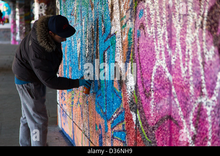 Artiste Graffiti en action, l'Undercroft, Southbank, Londres Banque D'Images